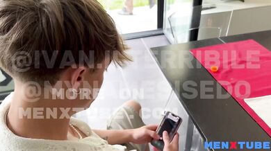 Ragazzo italiano annoiato scopa quel frocio del giardiniere