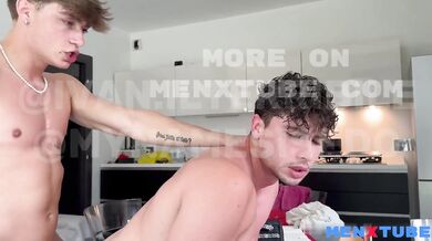 Ragazzo italiano annoiato scopa quel frocio del giardiniere