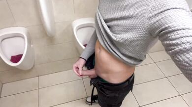 Bel maschio gay si sega nei bagni del centro commerciale