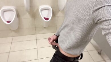 Bel maschio gay si sega nei bagni del centro commerciale