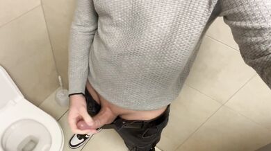 Bel maschio gay si sega nei bagni del centro commerciale