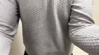 Bel maschio gay si sega nei bagni del centro commerciale