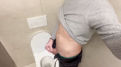 Bel maschio gay si sega nei bagni del centro commerciale