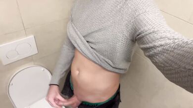 Bel maschio gay si sega nei bagni del centro commerciale