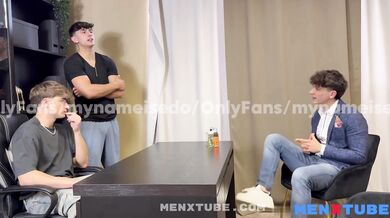 Biondo italiano inculato per la prima volta dai suoi amici porci