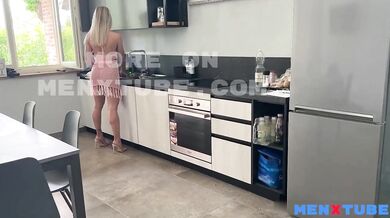 Ragazzi italiani bisex si fanno fare una sega dalla cucina zoccola