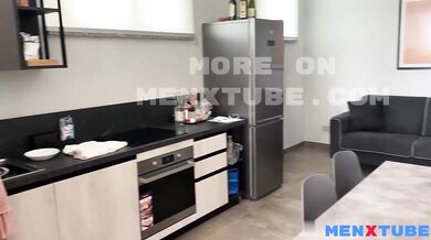 Ragazzi italiani bisex si fanno fare una sega dalla cucina zoccola