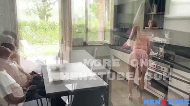 Ragazzi italiani bisex si fanno fare una sega dalla cucina zoccola