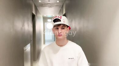 Puttanella gay sopata da due maschi italiani allupati