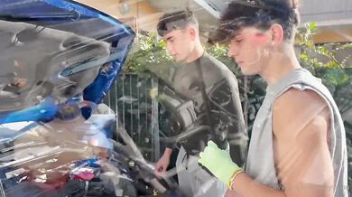 Bel ragazzo gay scopa in auto col meccanico per non pagare la riparazione