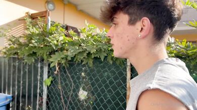 Bel ragazzo gay scopa in auto col meccanico per non pagare la riparazione