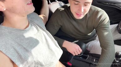 Bel ragazzo gay scopa in auto col meccanico per non pagare la riparazione