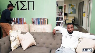 Un negro superdotato impala il culo del suo nuovo coinquilino