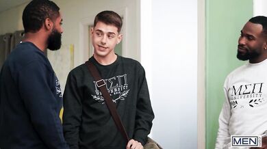 Un negro superdotato impala il culo del suo nuovo coinquilino