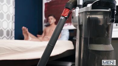 Un negro superdotato impala il culo del suo nuovo coinquilino