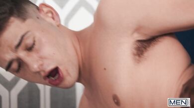 Un negro superdotato impala il culo del suo nuovo coinquilino