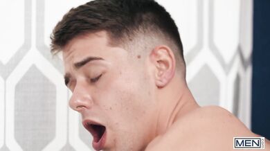 Un negro superdotato impala il culo del suo nuovo coinquilino