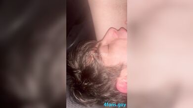 18 anni succhia cazzo e beve sborra gay