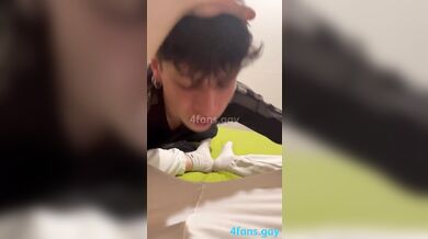 Seduce e sfonda il culo al twink 2005 conosciuto su Grindr