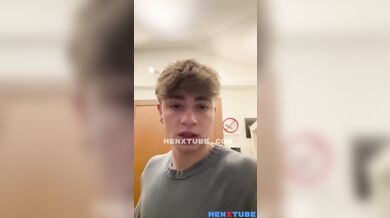 Biondino arrapato si masturba e sborra copiosamente