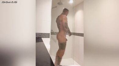 Puttana scopata bareback dopo la doccia dal daddy muscoloso