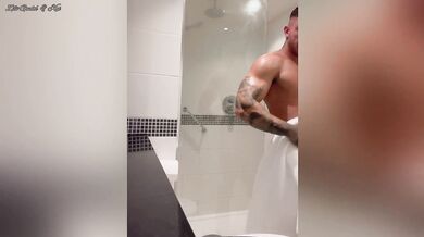 Puttana scopata bareback dopo la doccia dal daddy muscoloso