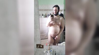 Nudo davanti allo specchio