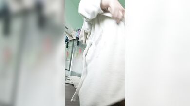 Nudo davanti alla telecamera