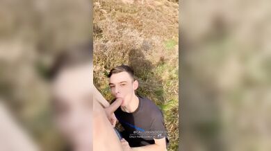 Brunetto gay succhia il cazzo ad un ragazzo biondo