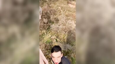 Brunetto gay succhia il cazzo ad un ragazzo biondo