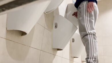 Guardone filma ragazzo etero che si fa una sega al bagno pubblico