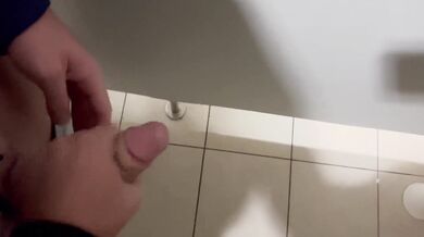 Guardone filma ragazzo etero che si fa una sega al bagno pubblico