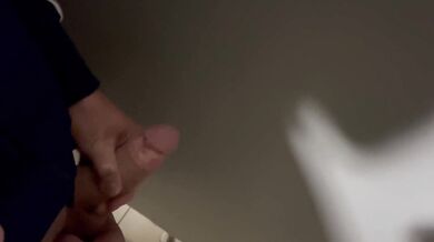 Guardone filma ragazzo etero che si fa una sega al bagno pubblico