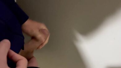 Guardone filma ragazzo etero che si fa una sega al bagno pubblico