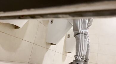 Guardone filma ragazzo etero che si fa una sega al bagno pubblico