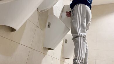 Guardone filma ragazzo etero che si fa una sega al bagno pubblico