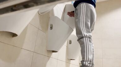 Guardone filma ragazzo etero che si fa una sega al bagno pubblico