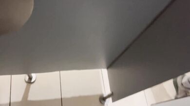 Guardone filma ragazzo etero che si fa una sega al bagno pubblico