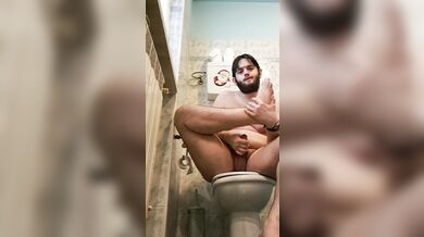 A piedi nudi sul water