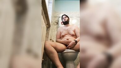 A piedi nudi sul water