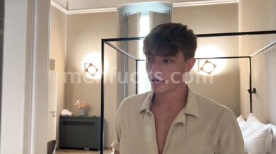 Incontro inaspettato e trombata a casa di un amico tra Edoardo e Samuele