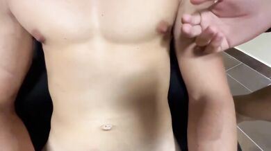 Atleti olimpici gay si scopano e sborrano assieme dopo gli allenamenti