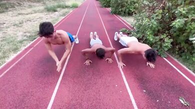 Atleti olimpici gay si scopano e sborrano assieme dopo gli allenamenti