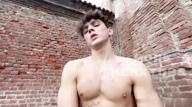 Giardiniere gay si fa guardare e segare dal suo datore di lavoro