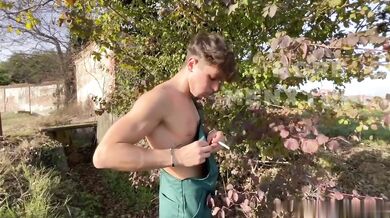 Giardiniere gay si fa guardare e segare dal suo datore di lavoro