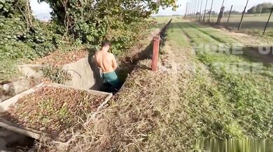 Giardiniere gay si fa guardare e segare dal suo datore di lavoro