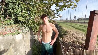 Giardiniere gay si fa guardare e segare dal suo datore di lavoro