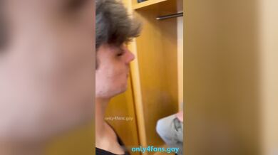 Amici scopano nella casa vacanze porenotata su AirBNB