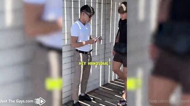 Paga un ragazzo incontrato alla fermata del bus per girare un pornazzo