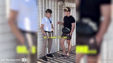 Paga un ragazzo incontrato alla fermata del bus per girare un pornazzo